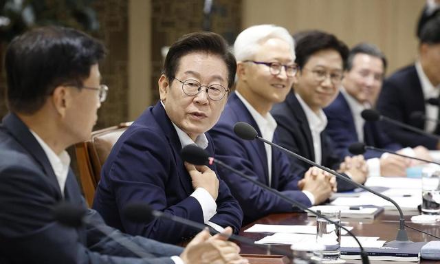 22일 서울 용산 대통령실 청사에서 열린 제1회 국가과학기술자문회의 전원회의에서 이재명 대통령이 최양희 부의장과 대화하고 있다 사진대통령실통신사진기자단