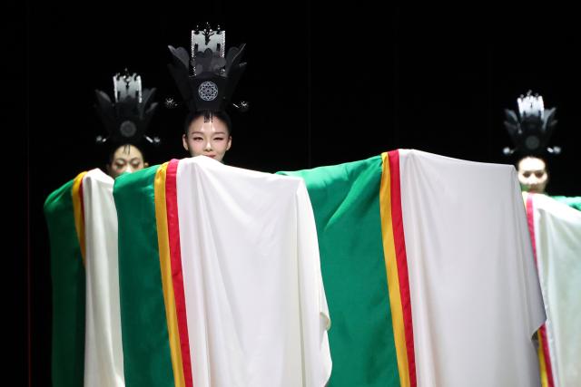 Korean traditional dance performance “One Dance” AJP Han Jun-gu