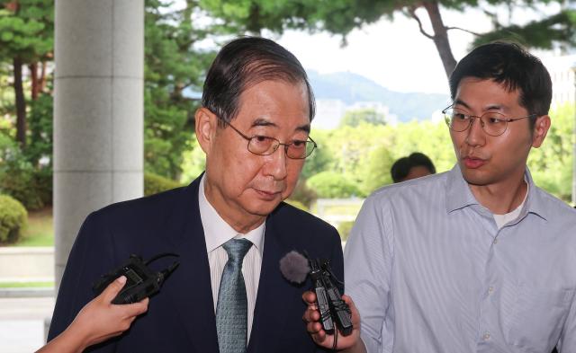 한덕수 전 국무총리가 22일 12·3 비상계엄 관련 내란·외환 사건을 수사하는 조은석 특별검사팀 사무실이 마련된 서울 서초구 서울고등검찰청으로 출석하고 있다사진연합뉴스