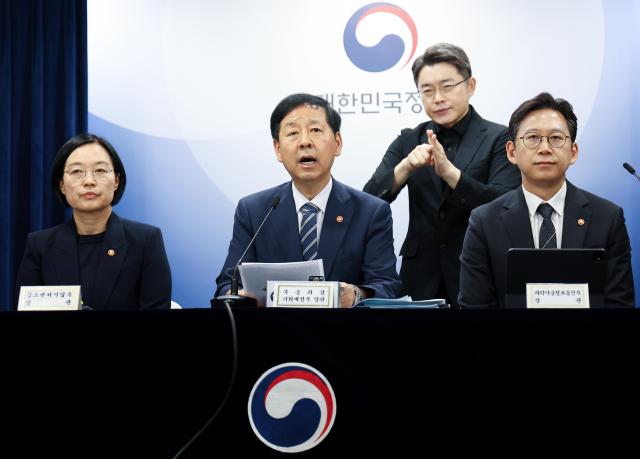 구윤철 경제부총리 겸 기획재정부 장관이 22일 정부서울청사에서 열린 새정부 경제성장전략 관계부처 합동 브리핑에서 발언하고 있다 왼쪽부터 한성숙 중소벤처기업부 장관 구 부총리 배경훈 과학기술정보통신부 장관사진연합뉴스