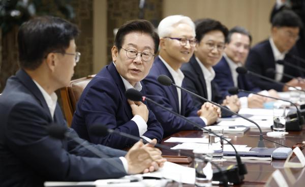 Tổng thống Lee Jae-myung trao đổi với Phó Chủ tịch Choi Yang-hee tại phiên họp toàn thể đầu tiên của Hội đồng Tư vấn Khoa học và Công nghệ Quốc gia được tổ chức tại Phủ Tổng thống ở Yongsan vào ngày 2282025 ẢnhYonhap News