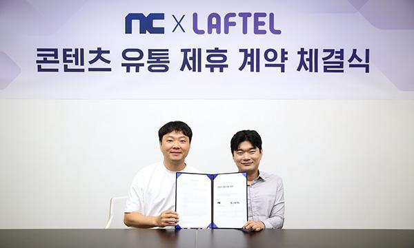 임원기 엔씨소프트 CBMO왼쪽과 박종원 라프텔 대표오른쪽가 기념촬영을 하고 있다 사진엔씨소프트