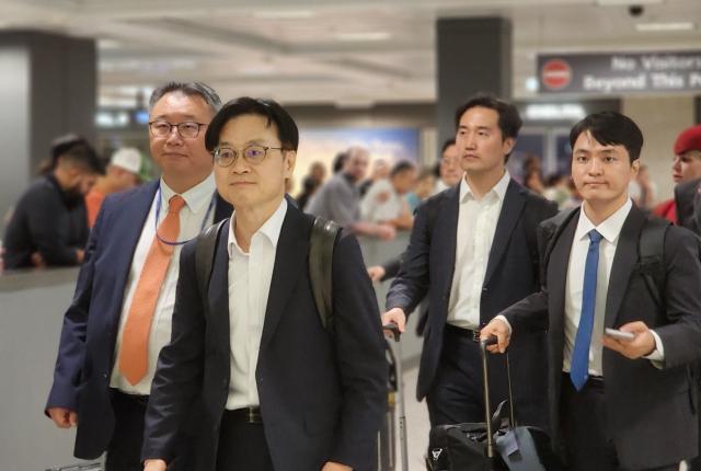 김정관 산업통상자원부 장관이 이재명 대통령과 도널드 트럼프 미국 대통령의 한미 정상회담을 사흘 앞둔 22일현지시간 미국 측과 정상회담 의제 사전 조율을 위해 워싱턴DC 인근 덜레스 국제공항을 통해 미국에 입국하고 있다