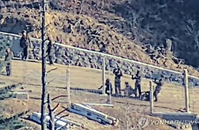 합참이 23일 언론에 배포한 최근 북한군 동향 자료를 통해 러시아에 파병된 북한군 중 1천100여명의 사상자가 발생한 것을 확인했으며 북한군은 현재 교대 또는 증원 파병을 준비하고 있다고 밝혔다 북한은 또한 남북 군사분계선MDL 일대 경계를 강화하면서 대남 풍선 부양 준비를 이어가고 있으며 연말께 중거리 탄도미사일IRBM급 극초음속 미사일을 발사할 가능성도 있는 것으로 평가됐다 사진은 전선지역 철책 설치하는 북한군 사진연합뉴스
