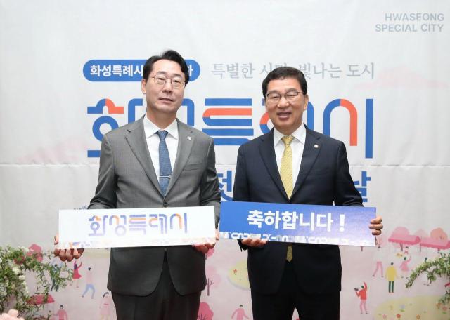 정명근 화성특례시장이 신정훈 국회 행안위원에게 일반구 설치를 포함한 시 주요현안을 전달하고 있다 사진화성시