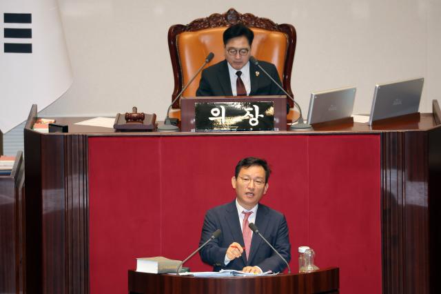 김형동 국민의힘 의원이 23일 서울 여의도 국회 본회의에서 노란봉투법노동조합 및 노동관계조정법 일부개정법률안에 대한 무제한 토론을 하고 있다 사진연합뉴스
