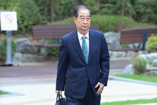 한덕수 전 국무총리가 지난 22일 12·3 비상계엄 관련 내란·외환 사건을 수사하는 조은석 특별검사팀 사무실이 마련된 서울 서초구 서울고등검찰청으로 출석하고 있다 사진연합뉴스