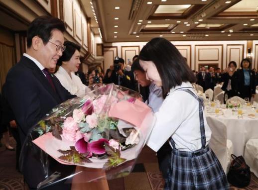 Lee pledges support for Korean diaspora during Tokyo visit