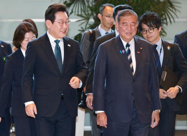 이재명 대통령과 이시바 시게루 일본 총리가 23일 일본 도쿄 총리 관저에서 회담장으로 이동하고 있다 사진연합뉴스