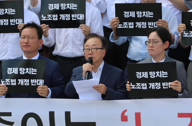 한국경영자총협회 등 경제6단체와 지방경총 및 업종별 단체가 8월 19일화 오후 2시 국회 본관 앞 계단에서
국민의힘 김형동 의원과 함께「노동조합법 개정 반대」경제계 결의대회를 진행하고 있다