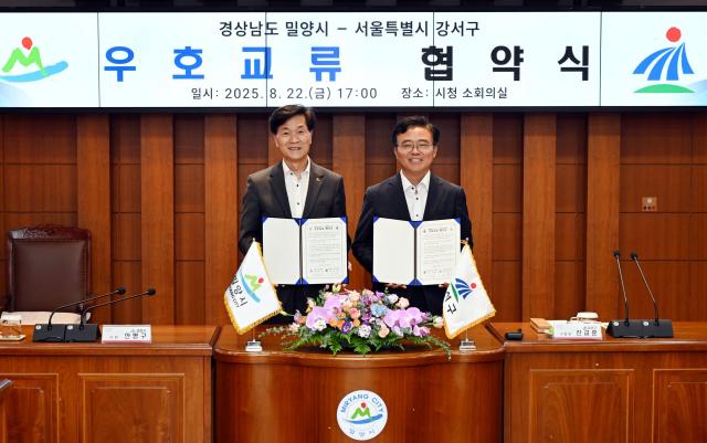 안병구 밀양시장왼쪽과 진교훈 서울 강서구청장오른쪽이 22일 시청 소회의실에서 우호교류 협약을 체결한 뒤 기념 촬영 하고 있다 사진밀양시