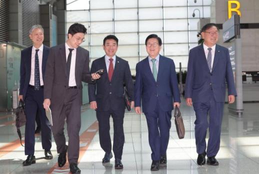 李在明特使团启程访华