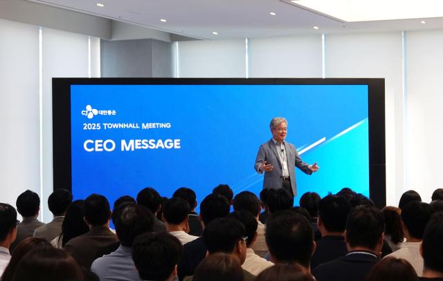 2025 상반기 타운홀 미팅에 참석한 신영수 CJ대한통운 대표가 발언하고 있다 사진CJ대한통운
