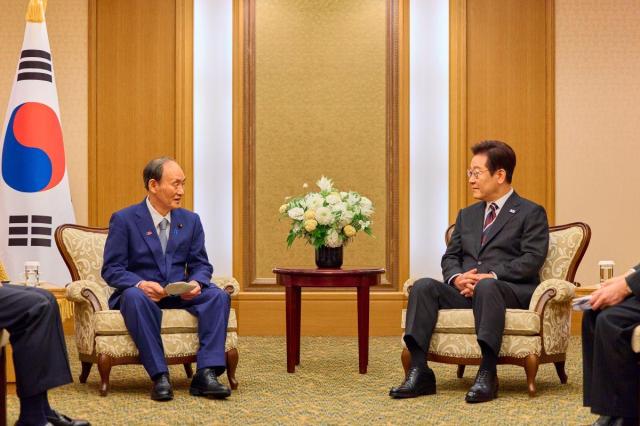 이재명 대통령이 24일 일본 도쿄의 한 호텔에서 일한의원연맹 회장인 스가 요시히데 전 일본 총리 등 의원단을 접견하고 있다 사진연합뉴스