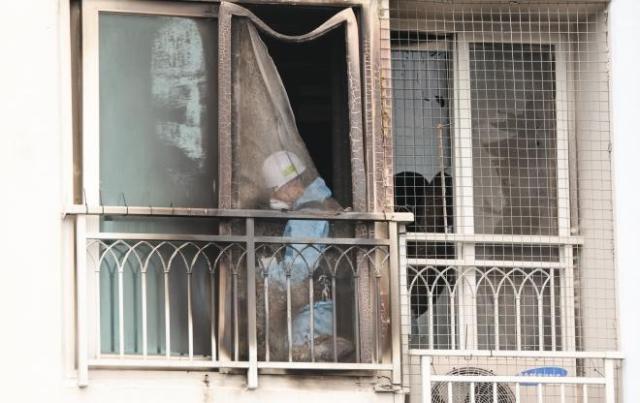 지난 7월 2일 어린이 2명이 숨진 부산 기장군의 한 아파트 화재 현장에서 경찰 소방 국립과학수사연구원 등이 합동 감식을 벌이고 있다 사진연합뉴스