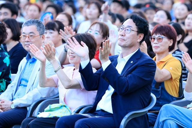 객석에서 시민들과 함께 공연을 즐기고 있는 정명근 화성특례시장 사진화성시