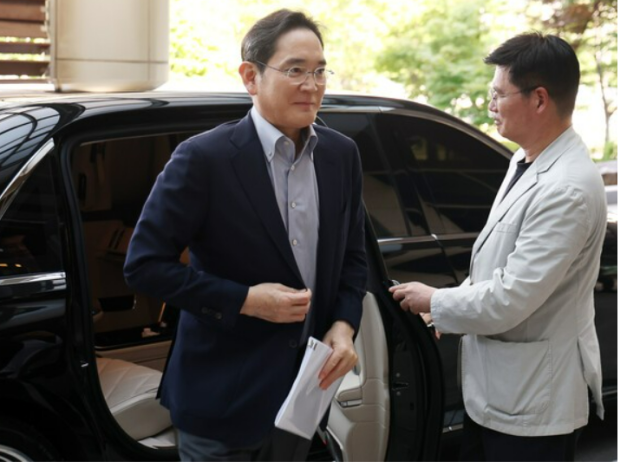 이재용 삼성전자 회장이 미국 워싱턴DC에서 열리는 한미 정상회담의 경제사절단에 동행하기 위해 24일 서울 강서구 서울김포비즈니스항공센터SGBAC를 통해 출국하고 있다 사진연합뉴스