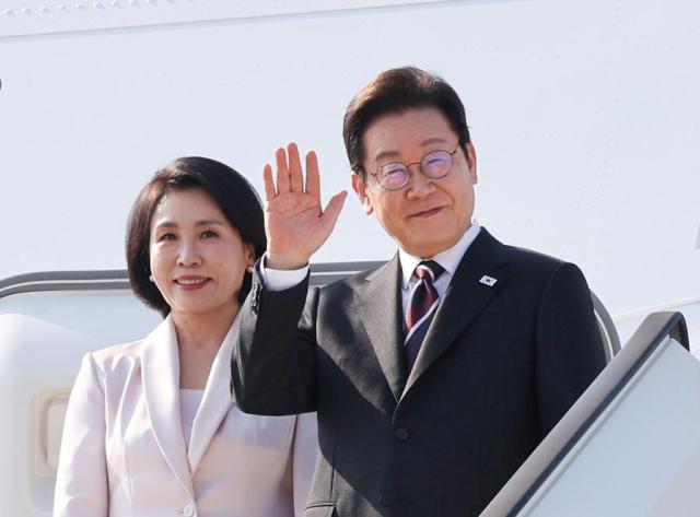 한일 정상회담을 마친 이재명 대통령과 부인 김혜경 여사가 24일 일본 도쿄 하네다공항에서 도널드 트럼프 미국 대통령과의 한미 정상회담을 위해 워싱턴DC로 향하며 공군1호기에 올라 인사하고 있다사진연합뉴스