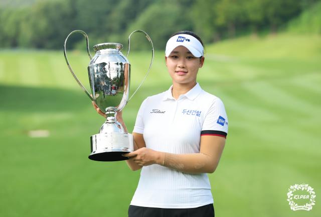 김민솔이 한국여자프로골프KLPGA 투어 BC카드·한경 레이디스컵총상금 15억원에서 첫 우승의 기쁨을 안았다 사진KLPGA