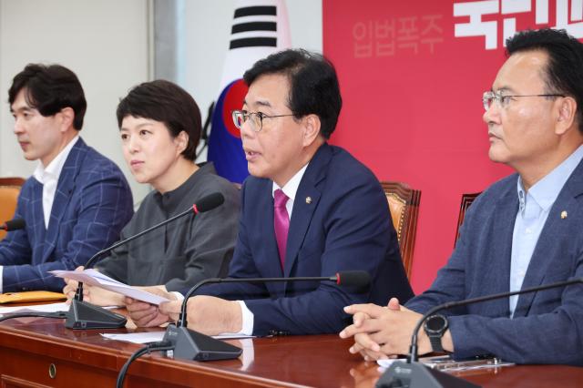 국민의힘 송언석 비상대책위원장 겸 원내대표가 24일 서울 여의도 국회에서 기자간담회를 열어 노동조합 및 노동관계조정법 일부개정법률안노란봉투법 본회의 처리 등과 관련해 발언하고 있다 사진연합뉴스
