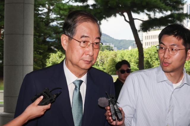 한덕수 전 국무총리가 22일 12·3 비상계엄 관련 내란·외환 사건을 수사하는 조은석 특별검사팀 사무실이 마련된 서울 서초구 서울고등검찰청으로 출석하고 있다 사진연합뉴스