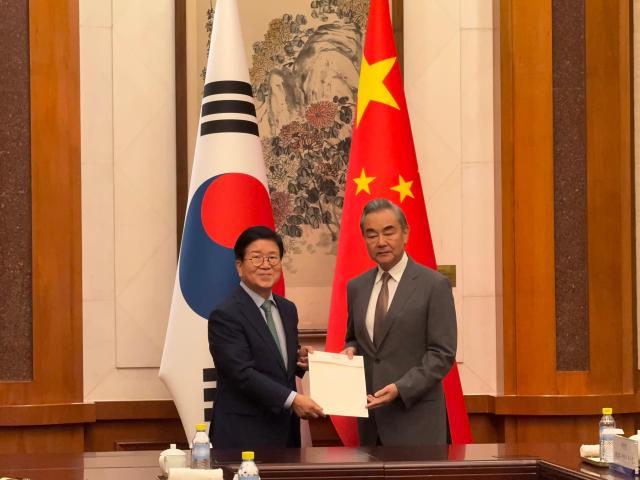 박병석 전 국회의장을 단장으로 하는 대통령 특사단이 24일 베이징 댜오위타이 국빈관에서 왕이 외교부장을 만나 친서를 전달한 후 기념촬영을 하고 있다 사진베이징특파원 공동취재단