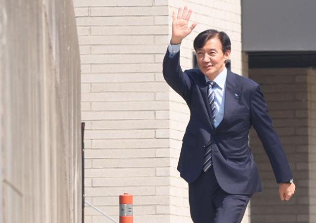 조국혁신당 조국 혁신정책연구위원장이 24일 경남 양산시 하북면 평산마을 문재인 전 대통령 사저에서 내부로 이동하고 있다 사진연합뉴스