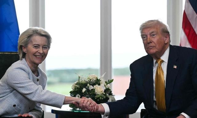 7월 27일 스코틀랜드에서 정상회담 한 폰데어라이엔 위원장과 트럼프 대통령 사진AFP·연합뉴스