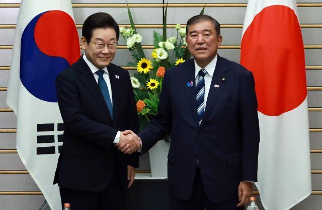 이재명 대통령왼쪽과 이시바 시게루 일본 총리가 23일 일본 도쿄 총리 관저에서 열린 한일 확대정상회담에 앞서 기념촬영을 하며 악수하고 있다 사진연합뉴스