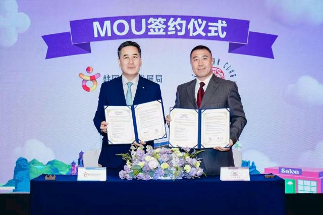 서영충 한국관광공사 사장직무대행왼쪽과 중국 최대 부유층 교류클럽 장징휘 총경리가 업무협약을 체결한 뒤 기념촬영하고 있다 사진한국관광공사