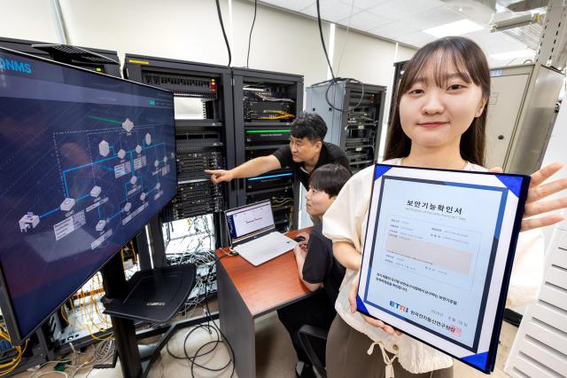 KT가 개발한 양자키분배QKD Quantum Key Distribution 기술이 적용된 장비가 국내 제조 장비 중 최초로 국가정보원 보안검증을 통과했다고 25일 밝혔다 사진은 KT와 코위버 직원이 양자키분배 기술 적용 장비를 점검하며 보안 인증서를 소개하는 모습사진KT