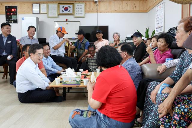 지난 20일 오후 내기1리 마을회관무더위쉼터을 방문한 김동연 경기도지사가 간담회에 참석한 도민들과 이야기를 나누고 있다 사진경기도