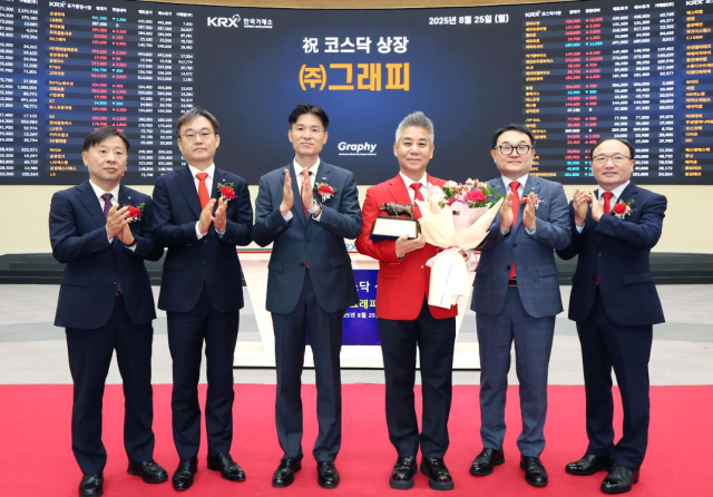상장기념패 전달 후 기념촬영 왼쪽부터 유도석 한국IR협의회 상무 김준태 신한투자증권 CIB2그룹대표 민경욱 한국거래소 코스닥시장본부장 심운섭 주그래피 대표이사 주태영 KB증권 IB부문장
강왕락 코스닥협회 부회장

