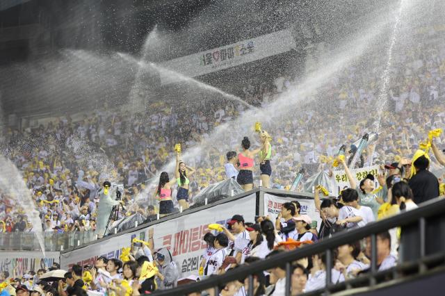 PHOTOS: Korean baseball continues surge, breaks attendance record yet again