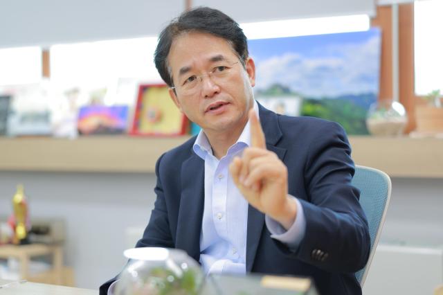 이동환 경기 고양시장은 지난 22일 시청 열린시장실에서 진행된 아주경제와의 인터뷰에서 “민생 소비쿠폰 같은 단기적인 소비 유도보다 지역경제의 근본 체력부터 키워야 한다”고 말했다 사진유대길 기자 dbeorlf123ajunewscom