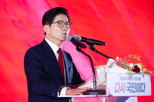 국민의힘 당대표 결선 투표 진출자 김문수 후보가 지난 22일 충북 청주시 오스코에서 열린 제6차 전당대회에서 소감을 밝히고 있다 사진연합뉴스