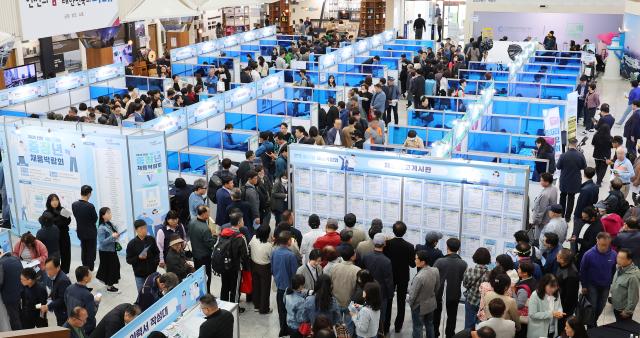 인천 남동구 인천시청 중앙홀에서 열린 2025 중장년 채용박람회 기사 본문과 직접적인 연관 없음 사진연합뉴스