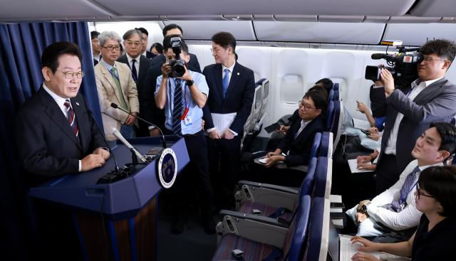 이재명 대통령이 24일현지시간 일본 도쿄 하네다공항 이륙 뒤 미국 워싱턴DC로 향하는 공군 1호기 기내에서 기자간담회를 하며 발언하고 있다사진연합뉴스