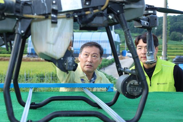 전춘성 진안군수가운데가 25일 방제드론 기계를 살피며 벼 병해충 공동방제에 총력을 다할 것을 당부했다사진진안군