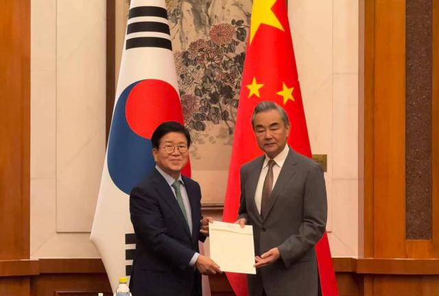 대통령 특사단장인 박병석 전 국회의장왼쪽이 24일 베이징에서 왕이 중국공산당 중앙외사판공실 주임 겸 외교부장장관을 만나 친서를 전달한 후 기념촬영을 하고 있다 사진베이징특파원 공동취재단