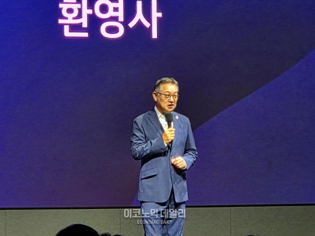 현신균 LG CNS 최고경영자CEO가 25일 서울 강서구 마곡 LG사이언스파크 컨버전스홀에서 자사의 AX 전략을 소개하고 있다사진선재관 기자