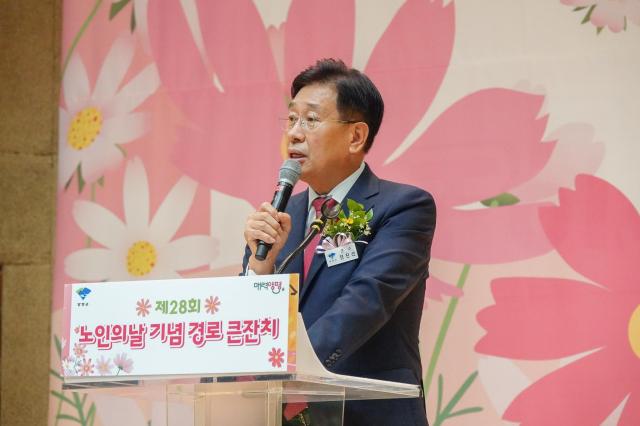 전진선 양평군수가 노인의날 기념식 행사에서 인사말을 하고 있다 사진양평군