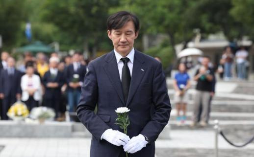 曹国拜谒韩国前总统卢武铉墓地