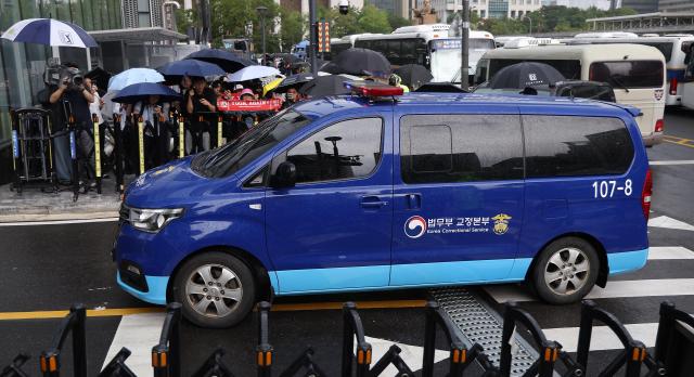 김건희 여사가 탑승한 호송차가 25일 김 여사 관련 의혹들을 수사하는 민중기 특별검사팀 사무실이 마련된 서울 종로구 KT광화문빌딩으로 들어가고 있다 사진연합뉴스