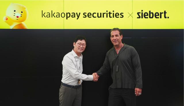 카카오페이증권 신호철 대표왼쪽과 시버트Siebert Financial 데이비드 제비아David Gebbia 수석임원오른쪽이 기념사진을 촬영하고 있다 사진카카오페이증권 
