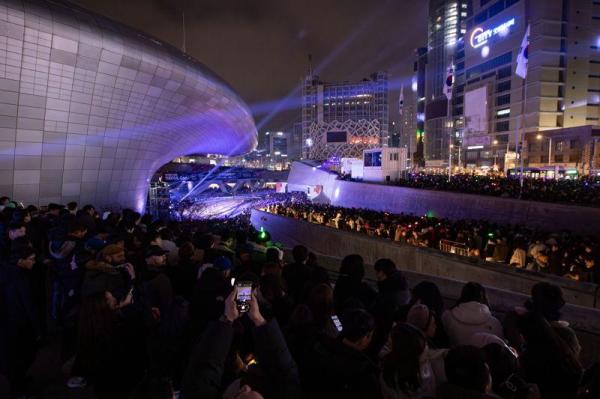 지난 2023년 서울라이트 DDP 겨울 행사에서 시민들이 DDP 둘레길에 서서 행사를 관람하고 있다 사진서울시