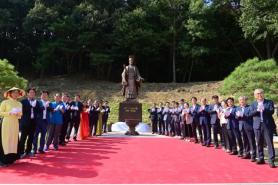 Lễ an vị tượng đài Vua Lý Thái Tổ và cất nóc Nhà Cộng đồng tại Làng Việt Nam ở Hàn Quốc