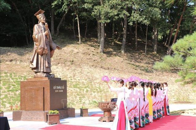 Nghi thức dâng hoa an vị Tượng đài Vua Lý Thái Tổ ẢnhTTXVN