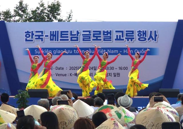 Chương trình biểu diễn nghệ thuật trong khuôn khổ sự kiện Giao lưu toàn cầu Việt Nam-Hàn Quốc được tổ chức tại huyện Bonghwa tỉnh Gyeongbuk ngày 2482025 ẢnhHoàng Phương Ly
