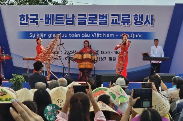 Tiết mục biểu diễn nhạc cụ truyền thống của Việt Nam trong khuôn khổ sự kiện Giao lưu toàn cầu Việt Nam-Hàn Quốc được tổ chức tại huyện Bonghwa tỉnh Gyeongbuk ngày 2482025 ẢnhHoàng Phương Ly